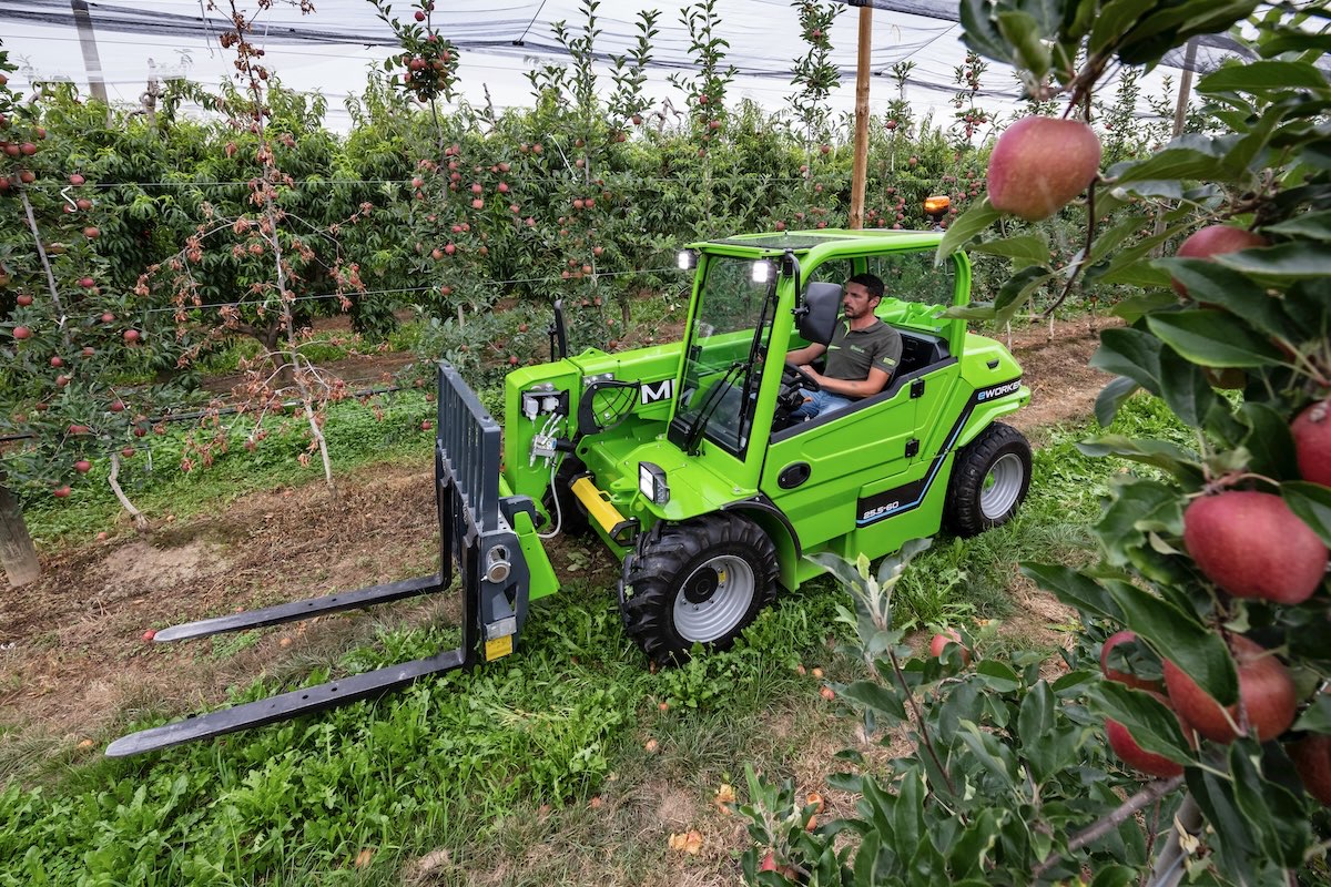 Merlo e-WORKER 25.5-60 durante le lavorazioni tra i filari di un meleto